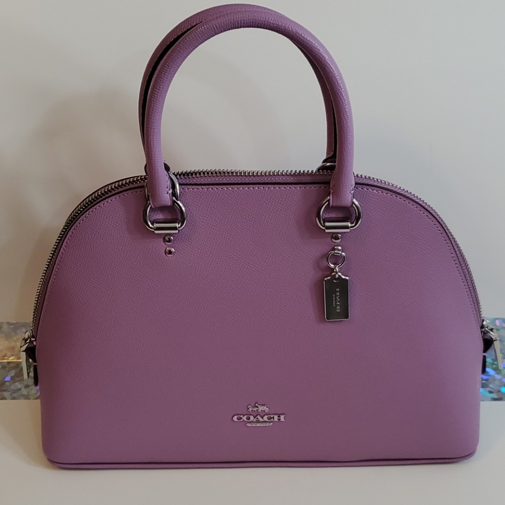 Detachable strap
protective feet at base
11 3/4" (L) x 7 3/4" (H) x 4" (W)